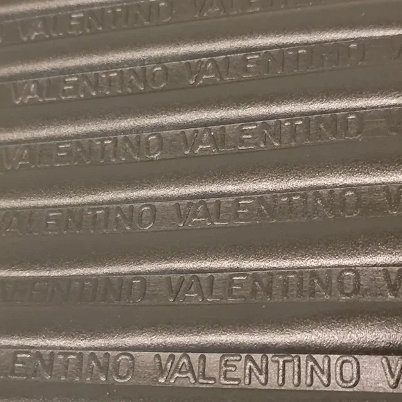 💋Valentino Garavani CLASSIC lightly used - Picture 4 of 14